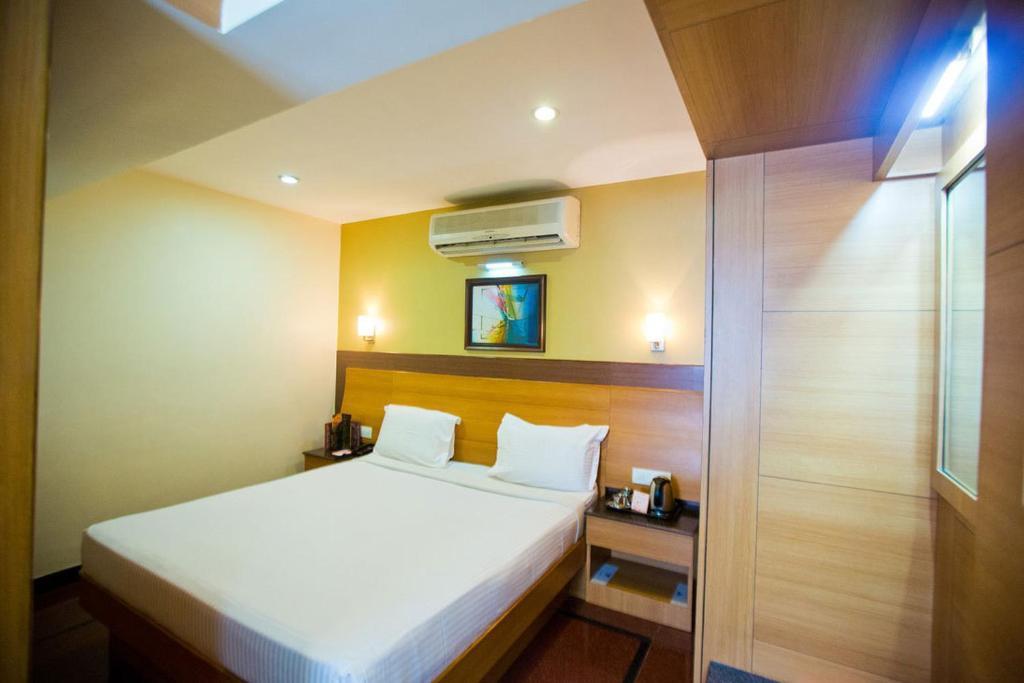 Malles Manotaa Chennai Exterior foto